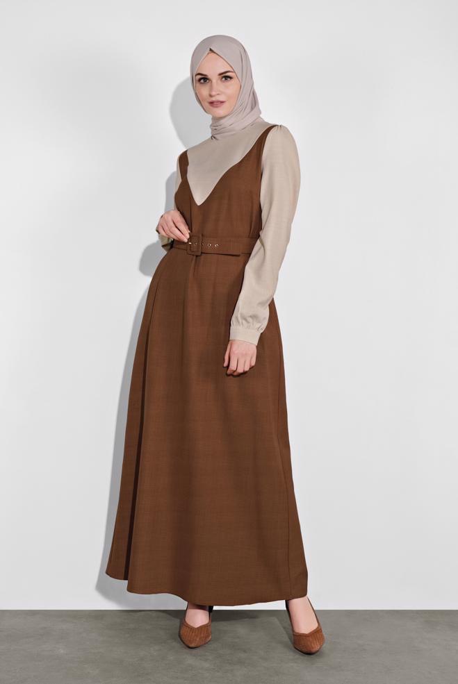 Braunes langes Kleid mit V-Ausschnitt